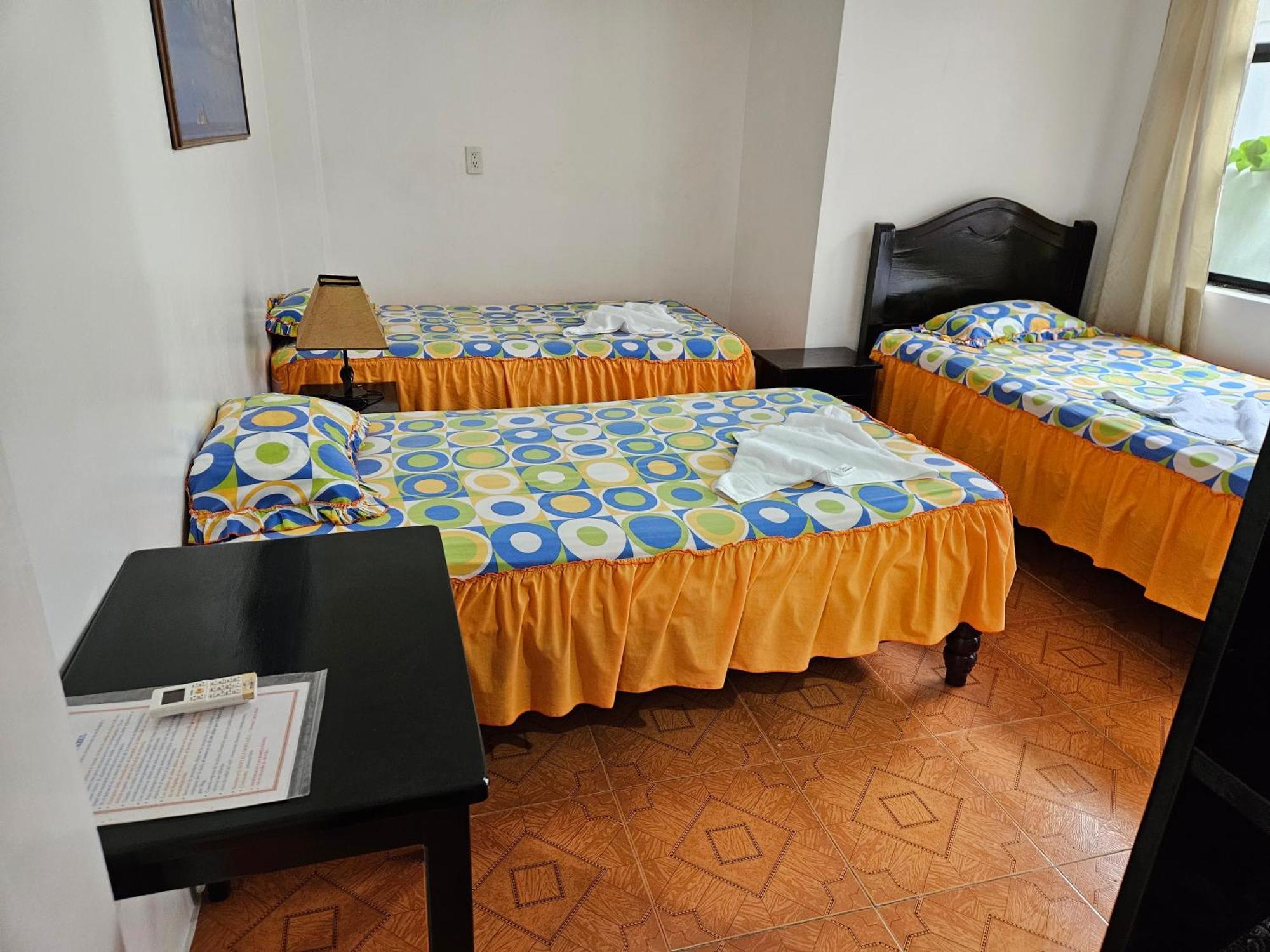 Hotel Hostal Cerro Azul à Puerto Villamil Extérieur photo